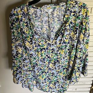 Crown and Ivy 1x flower top with bell sleeves